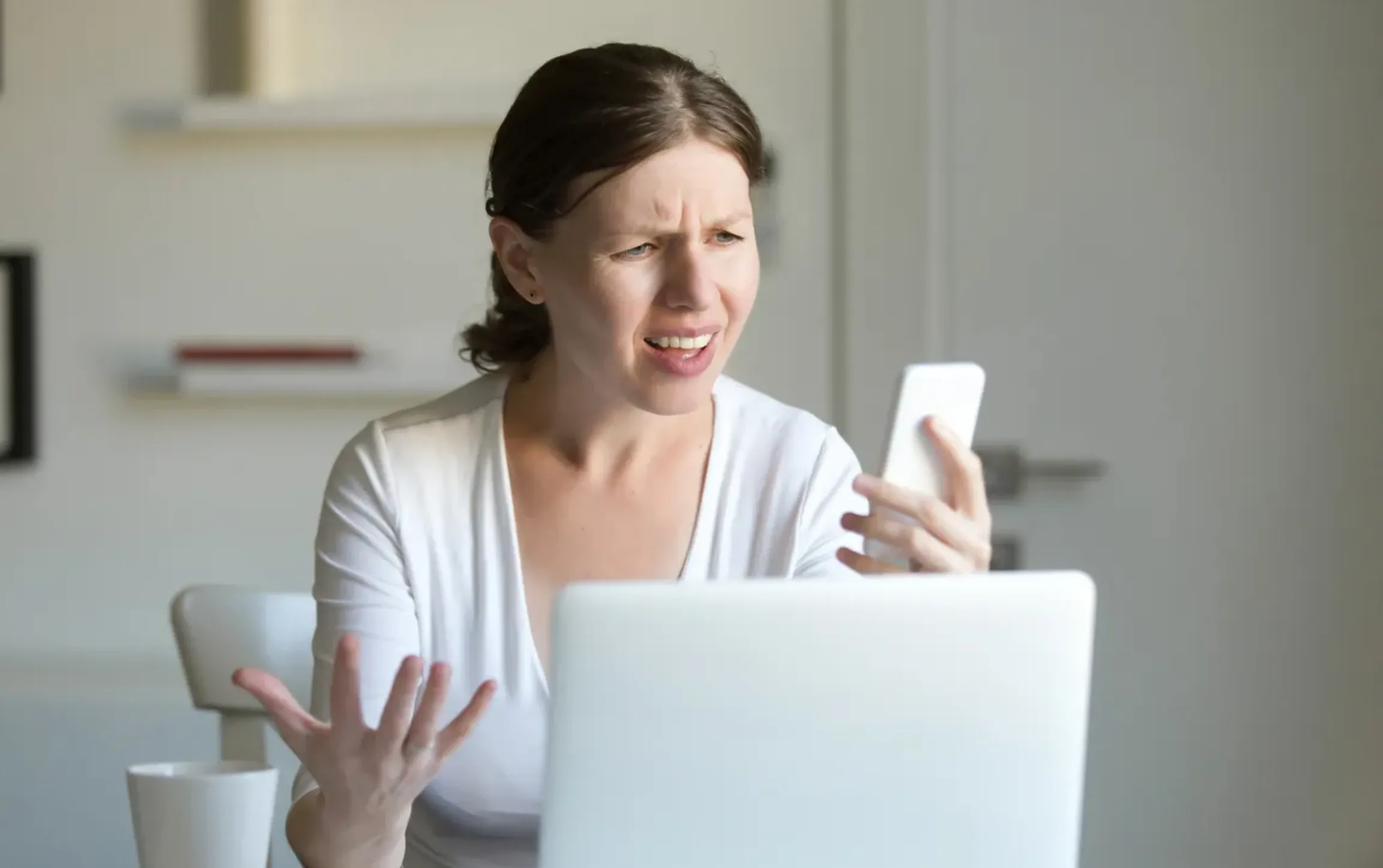 mujer con gestos molestos gracias a su celular