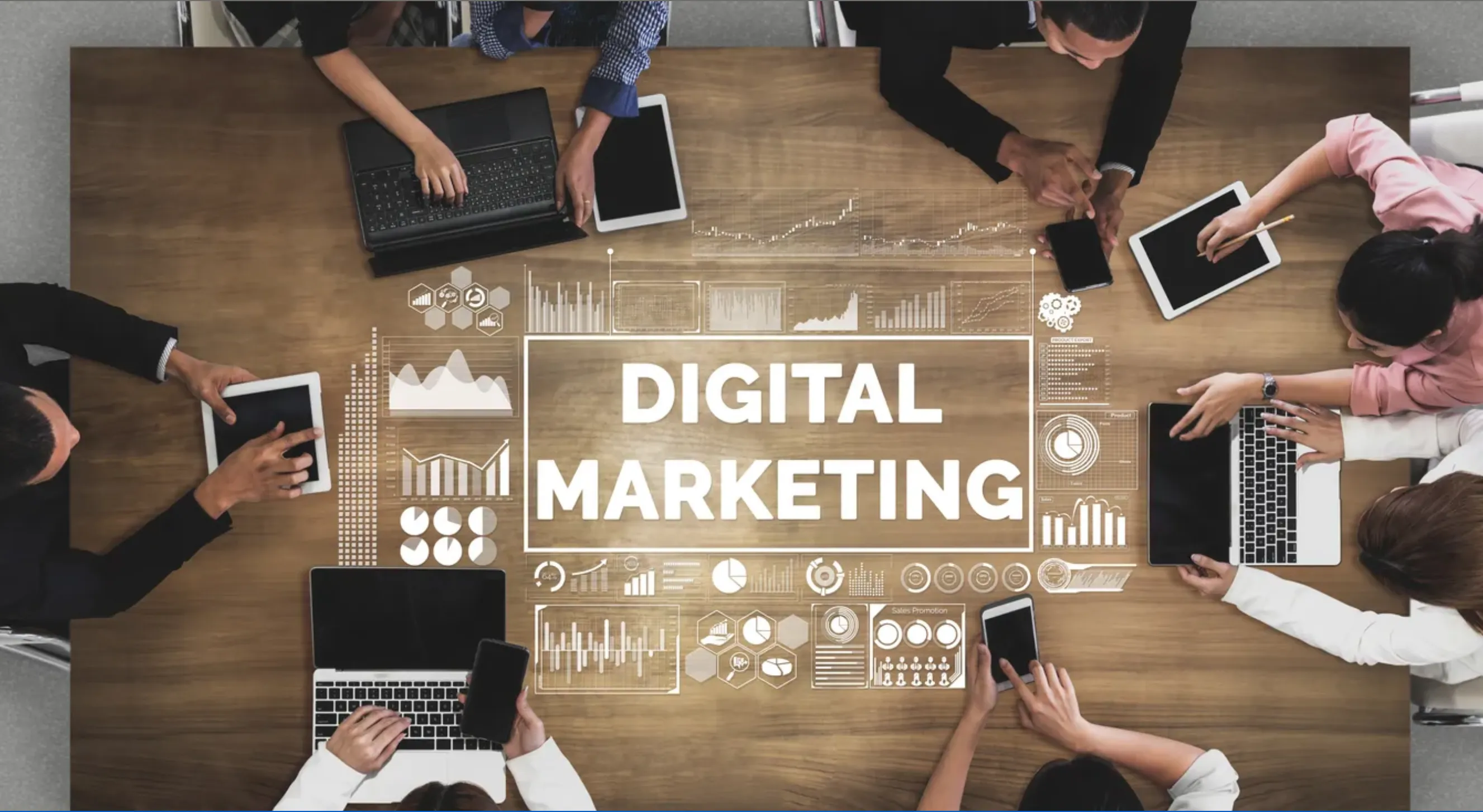mesa de trabajo que dice marketing digital