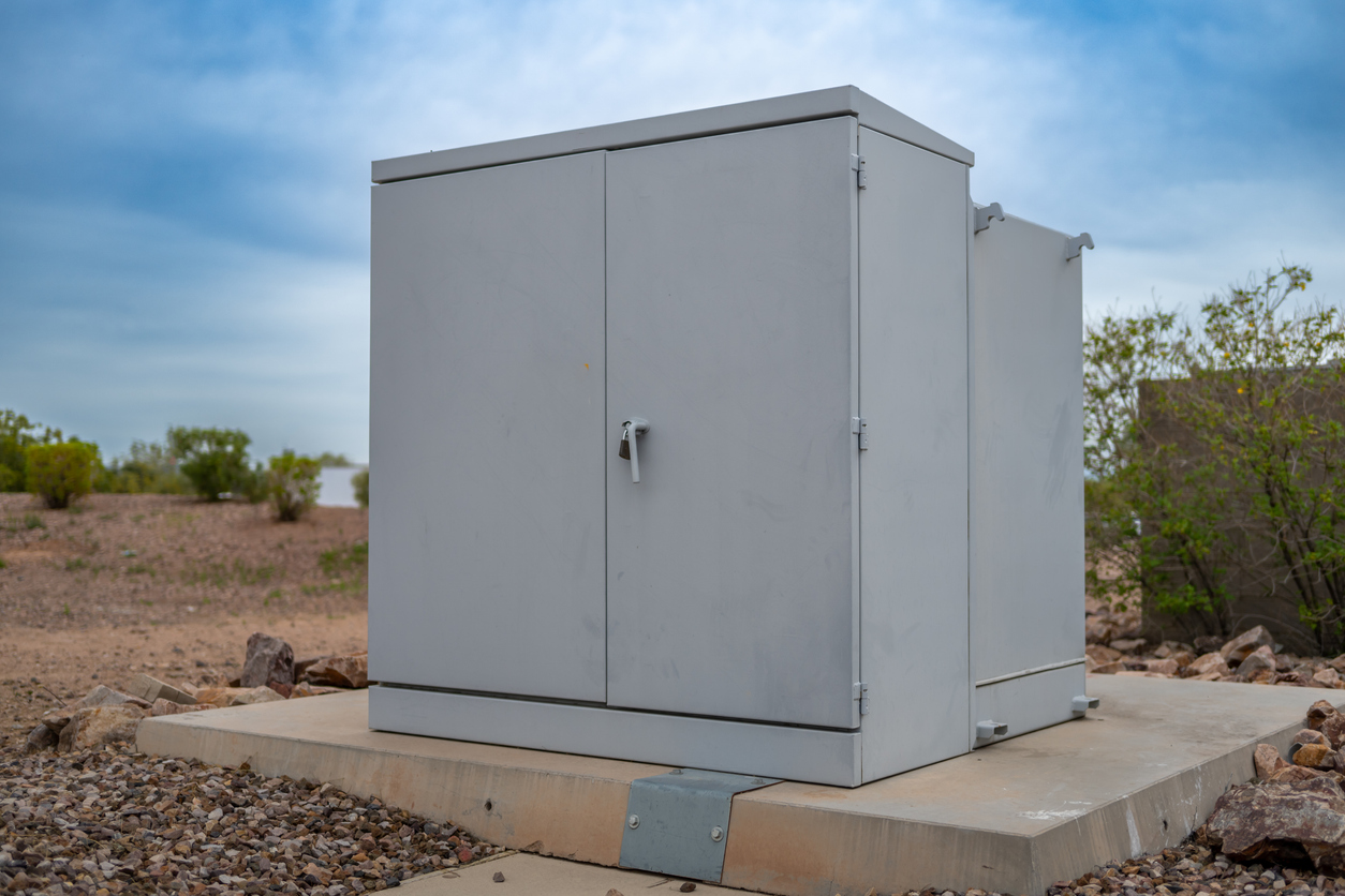 Enfoque selectivo en un transformador eléctrico fuera de un edificio comercial