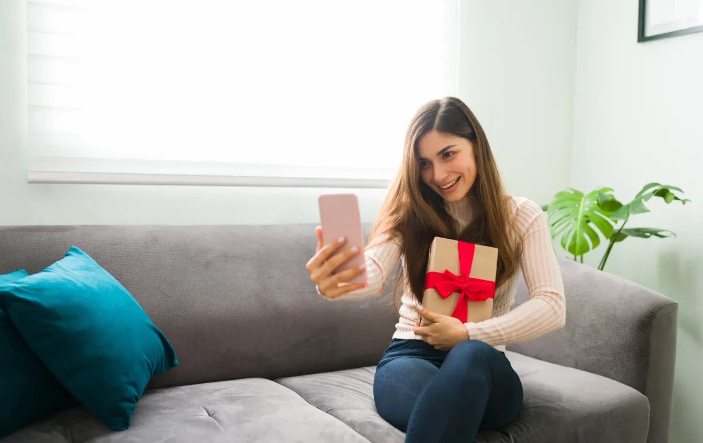 Mujer fotografiandose por que tiene un regalo en sus brazos