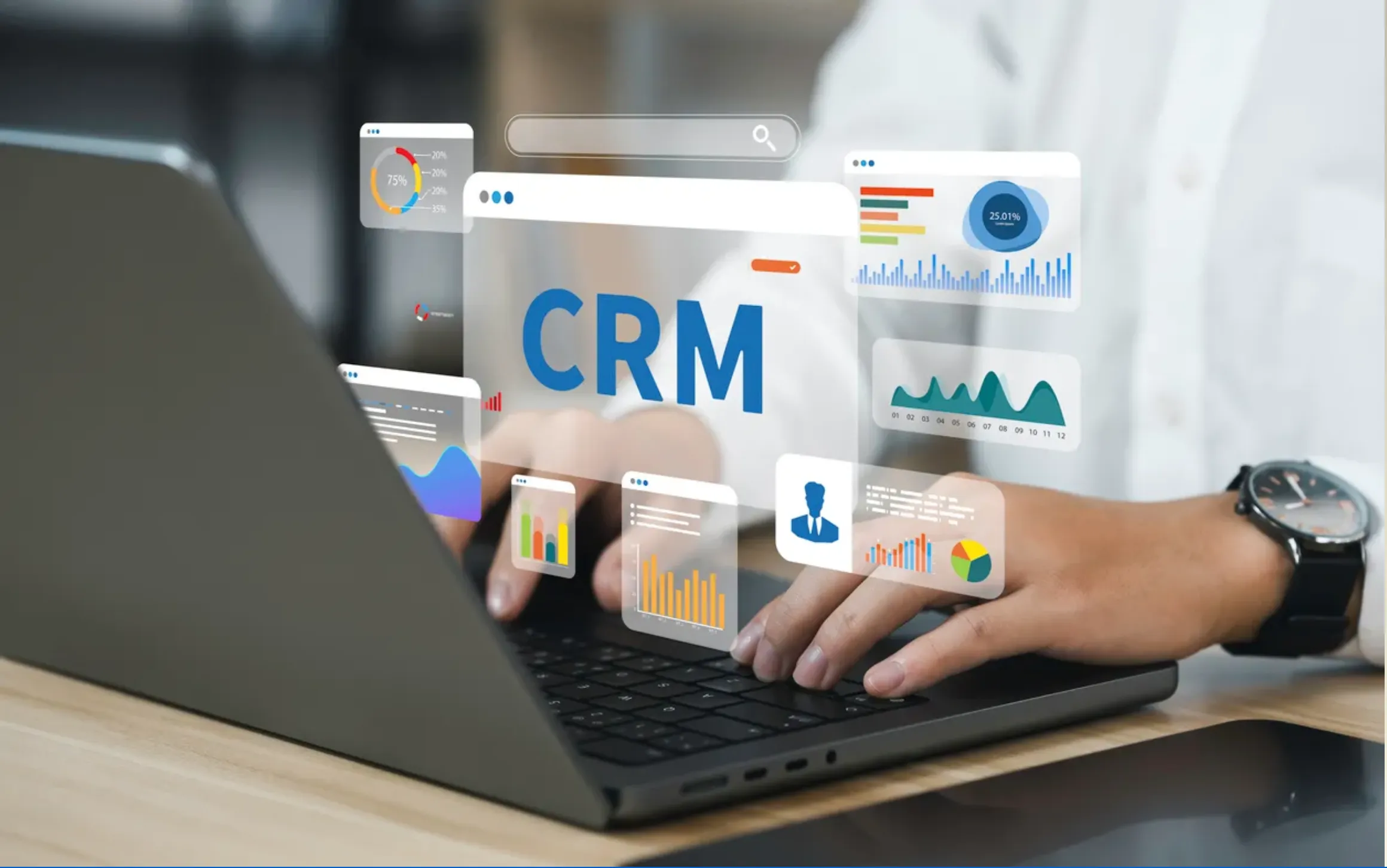 dedos tecleando una computadora