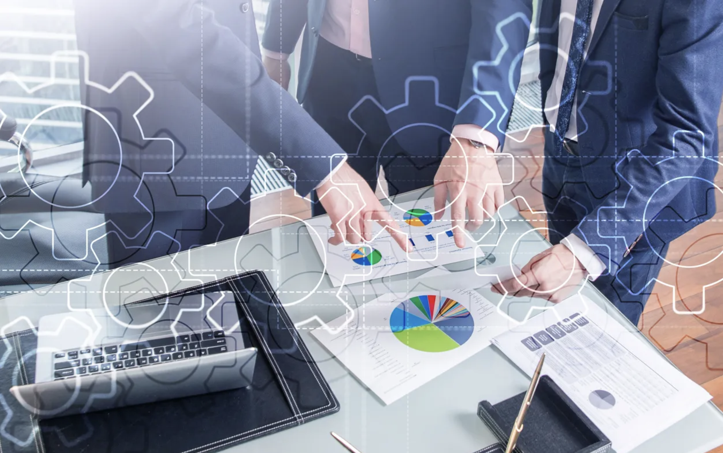 personas de traje señalando estadisticas