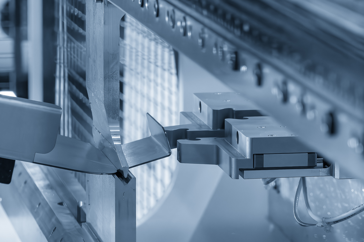 Operación de la máquina dobladora de alta tecnología con sistema robótico en la escena azul claro