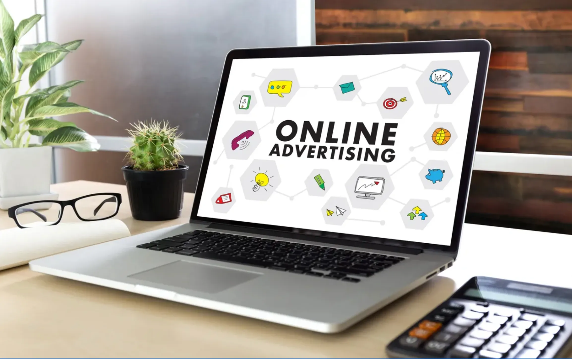 Imagen que muestra una computadora la cual muestra el mensaje que dice Online Advertising