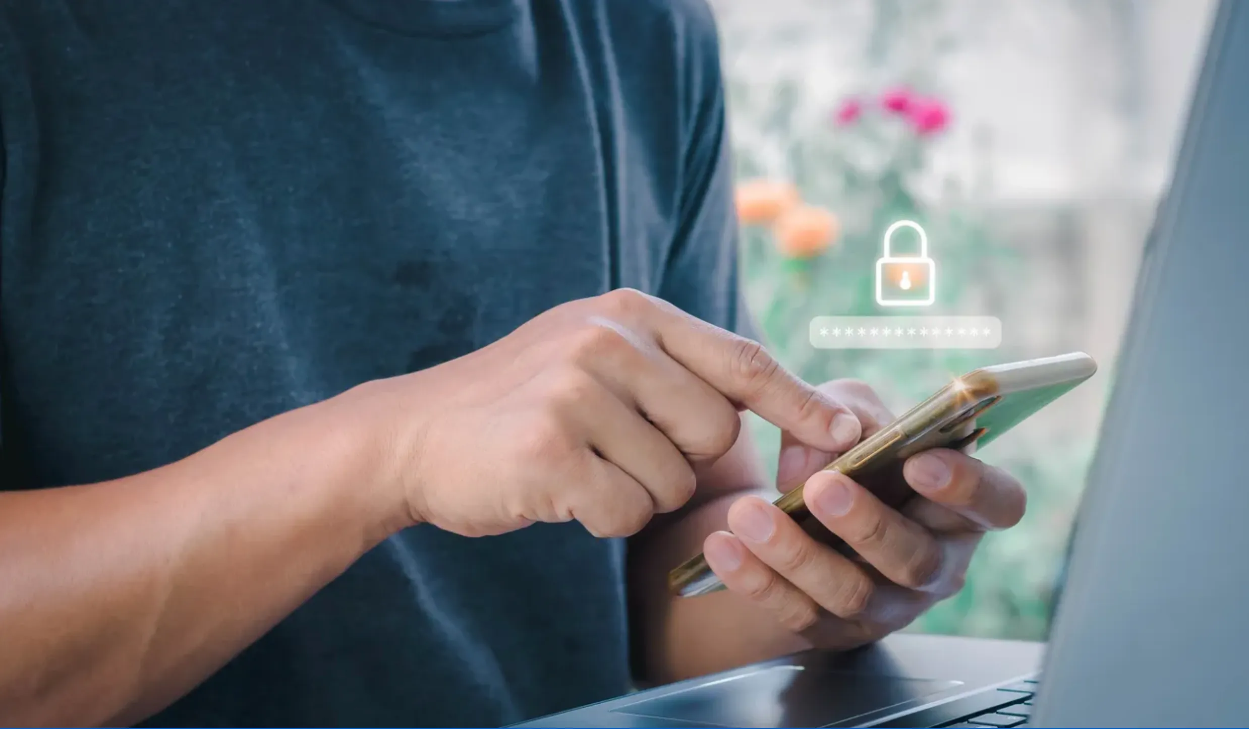 Una persona desbloqueando su celular