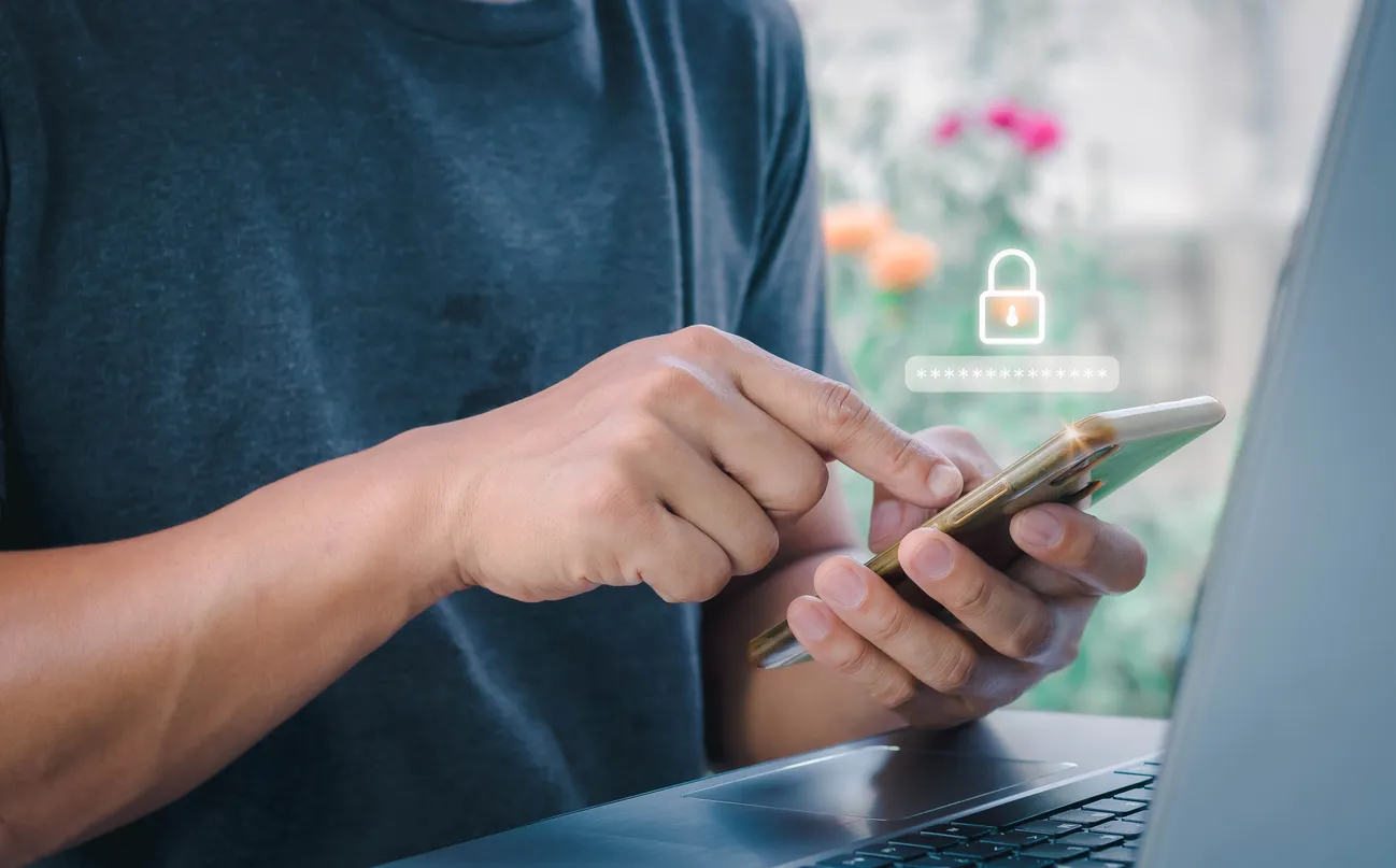 Una persona desbloqueando su celular