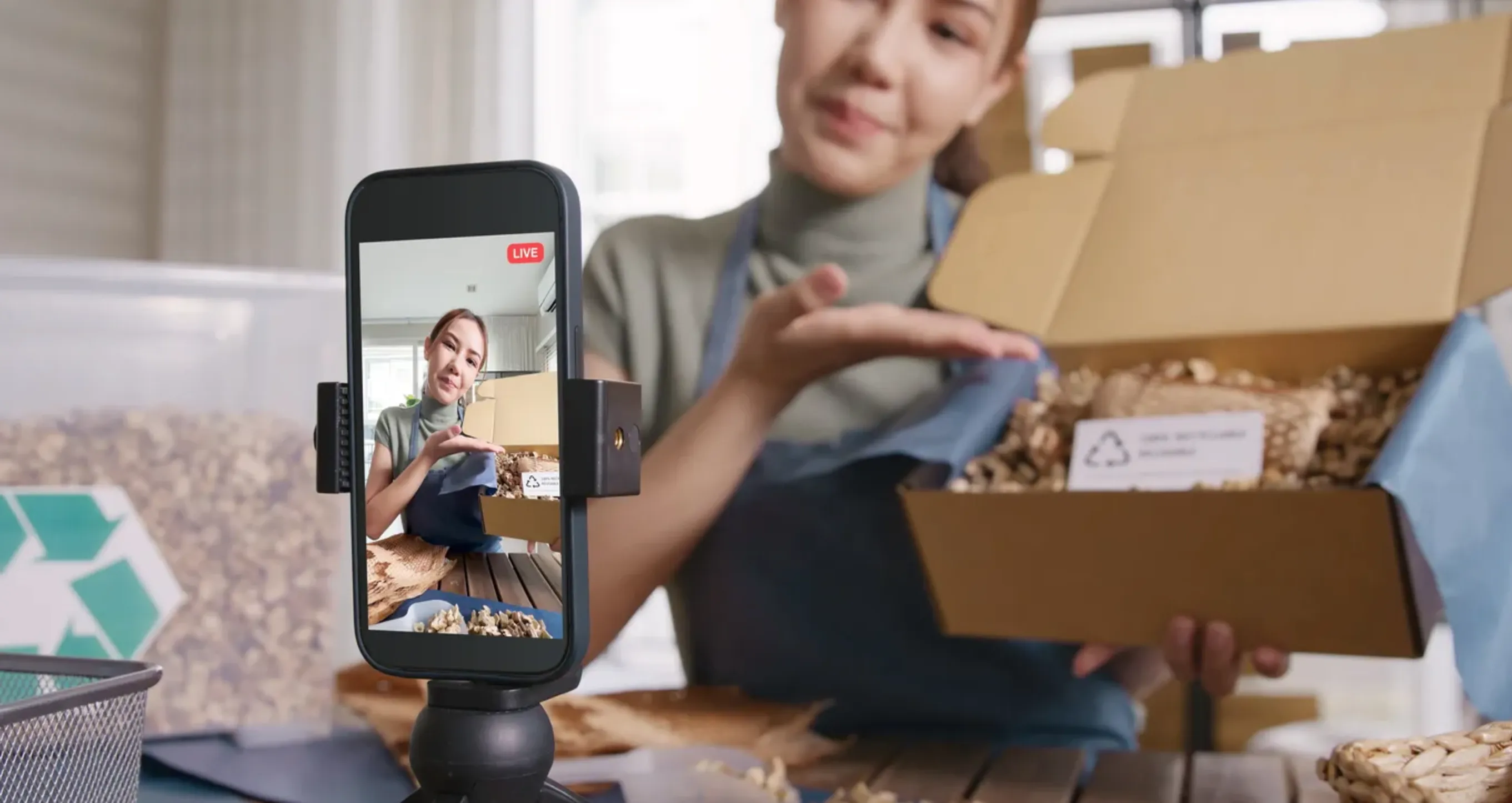 Señora grabando el paquete que le acaba de llegar