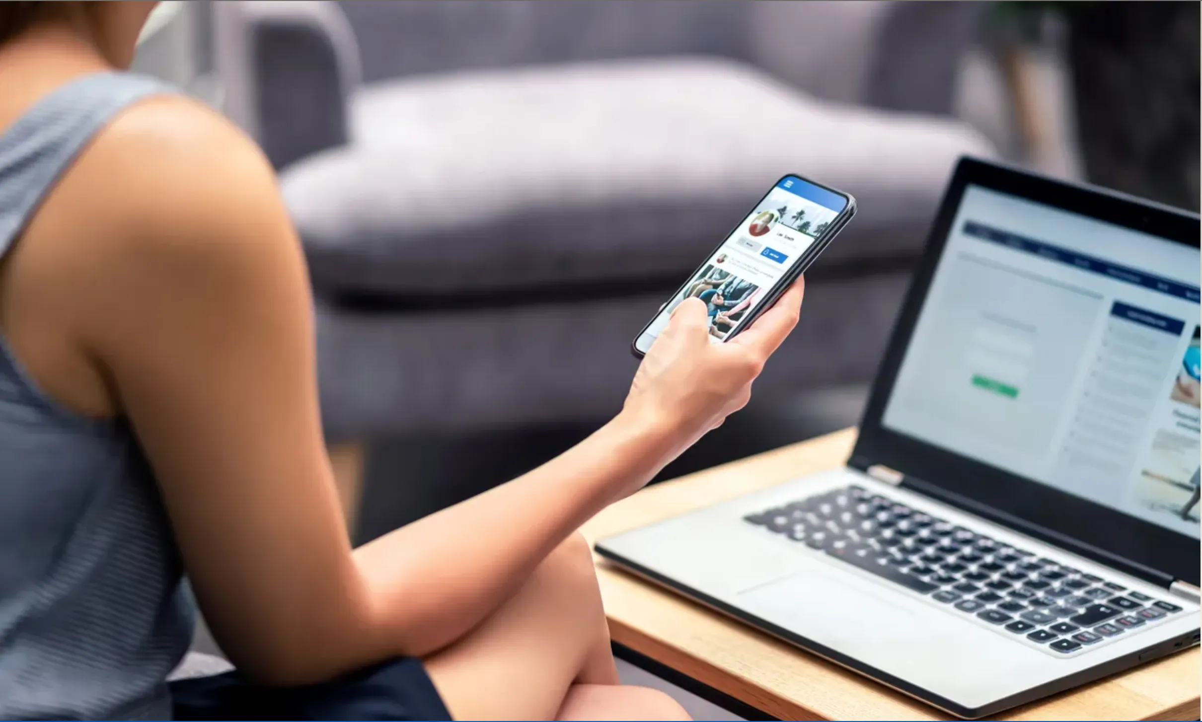 mujer buscando algo en fb