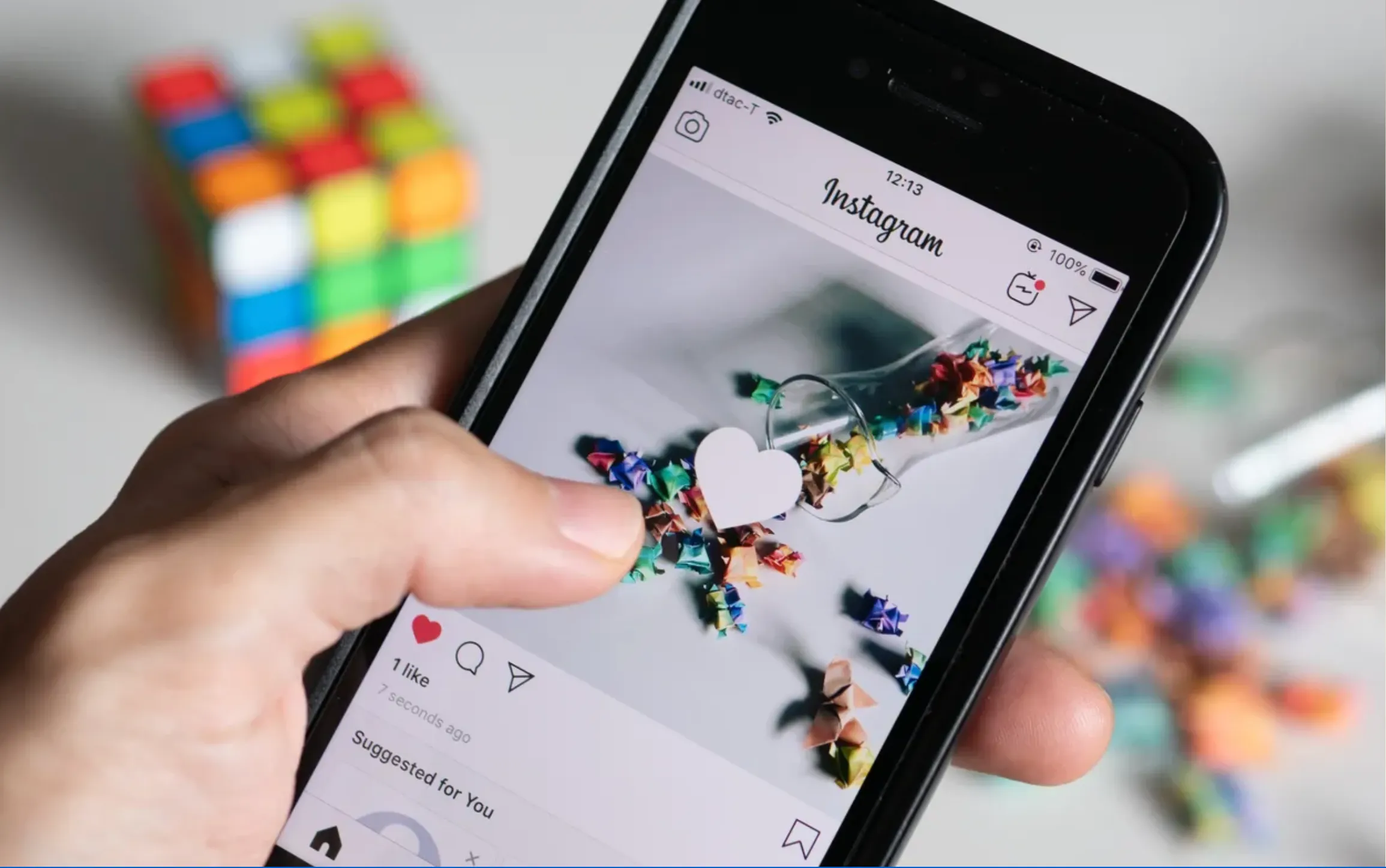 alguien usando intagram