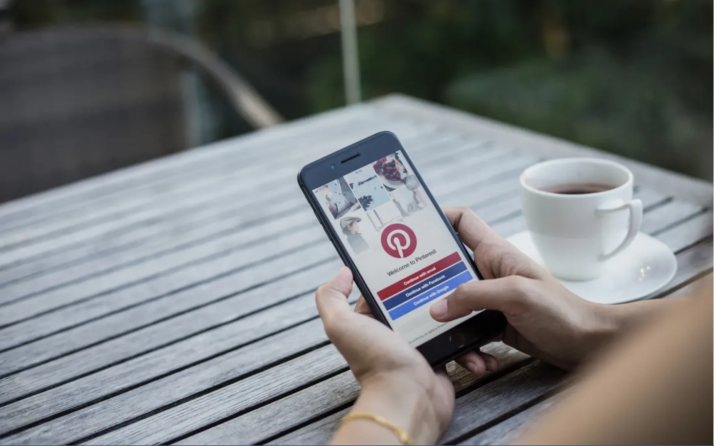 Mujer iniciando sesión en su celular en la app de Pinteres