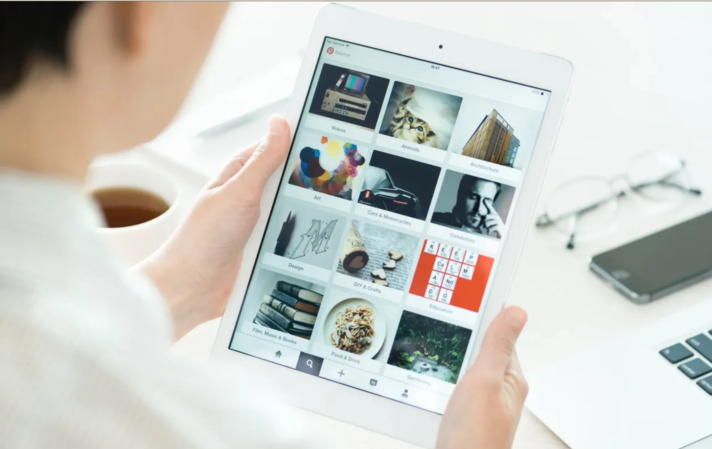 Una persona con una tablet viendo un collage de fotos