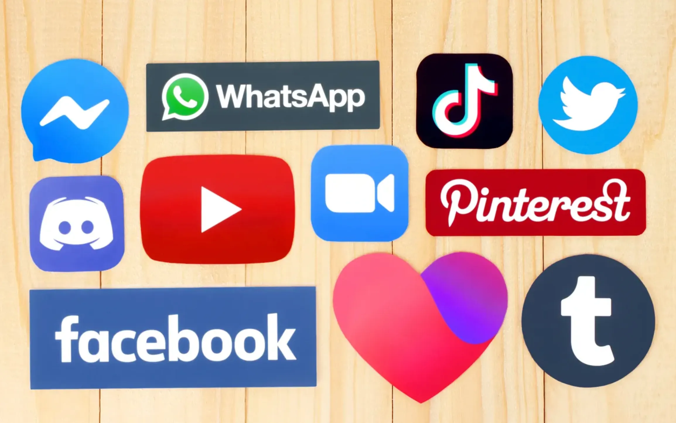 imagen con las redes del momento con un fondo color madera