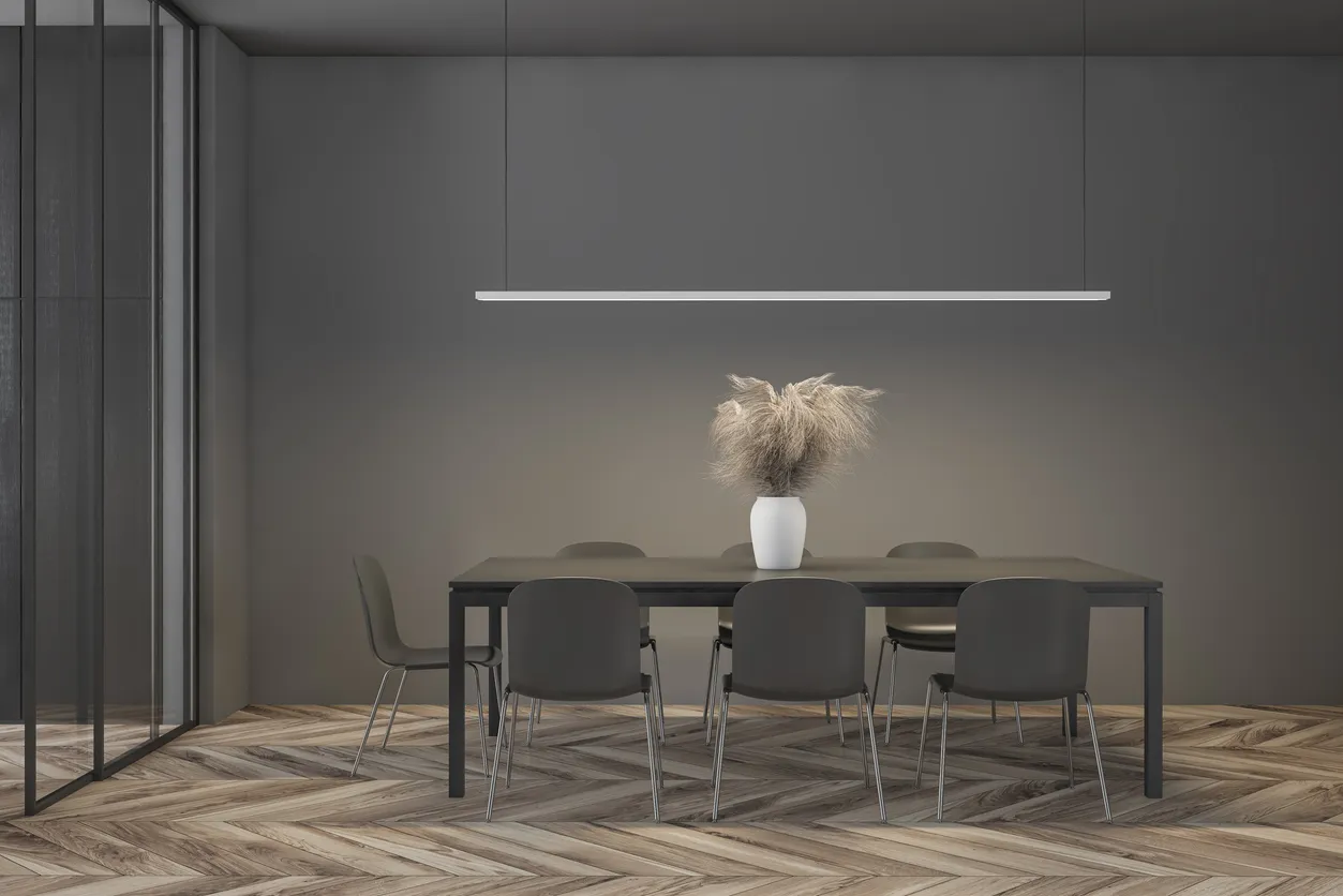 sillas de metal en un comedor