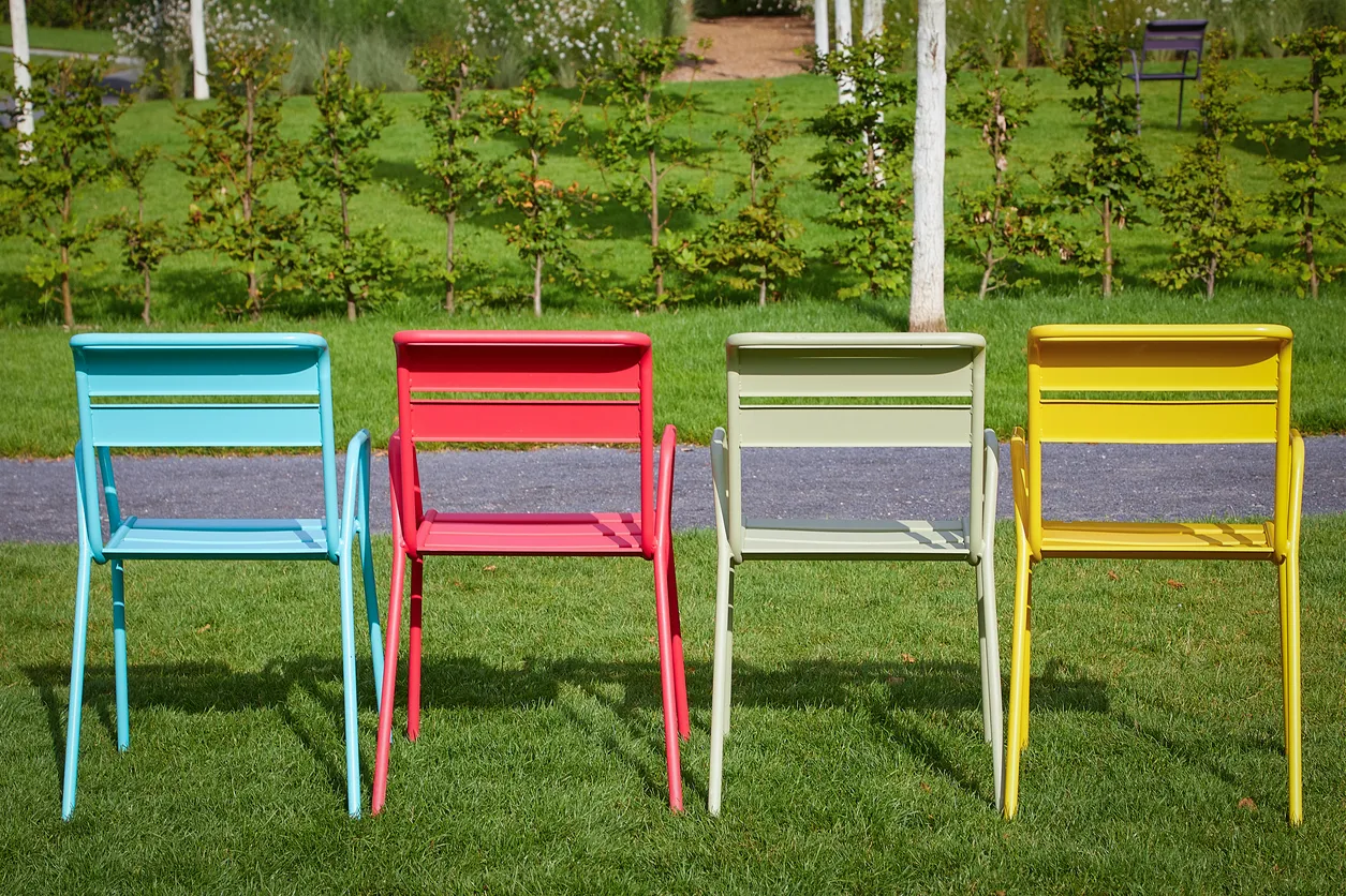 sillas de metal de distintos colores