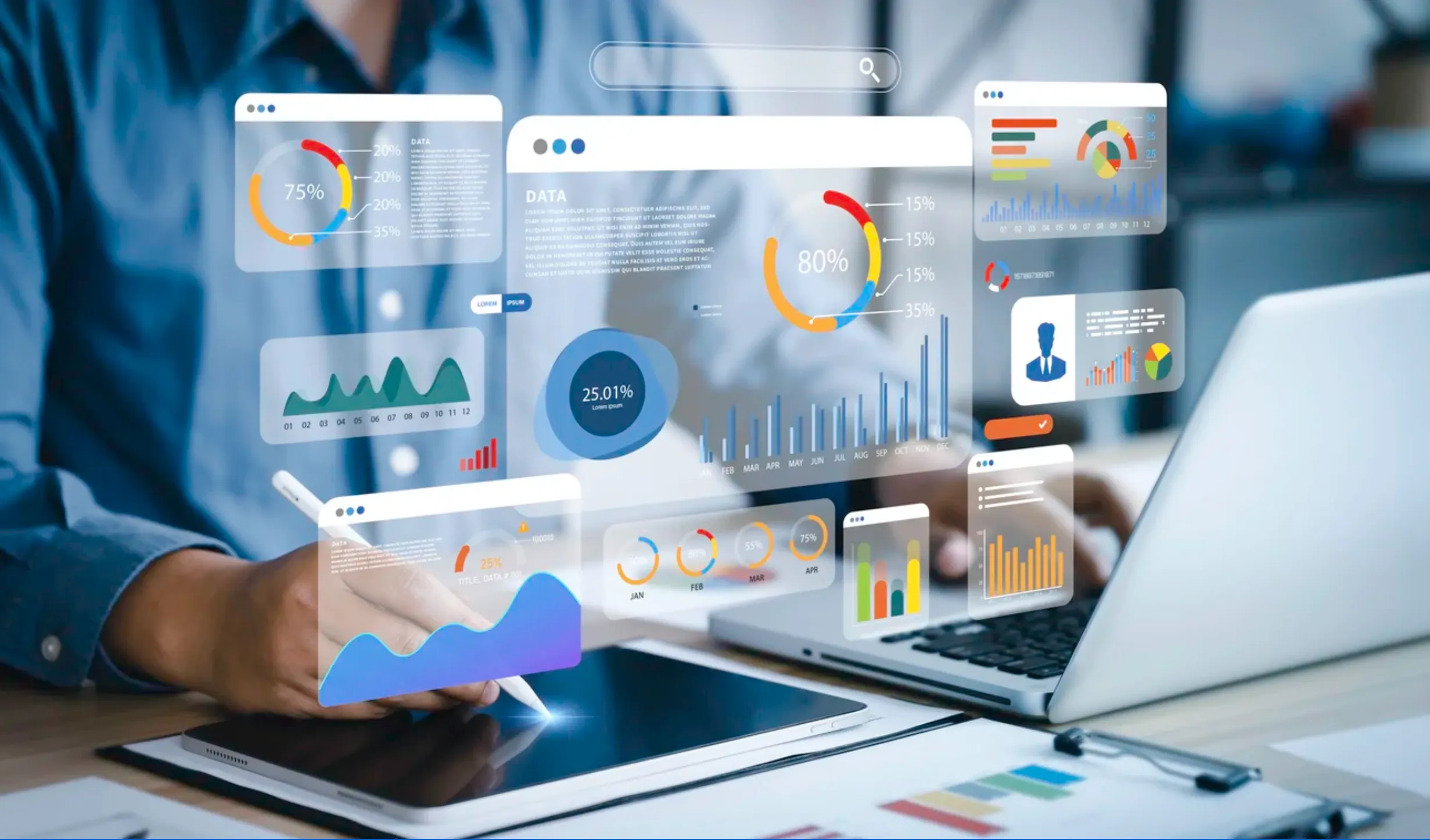 Una persona analisando dato es una tablet y una computadora