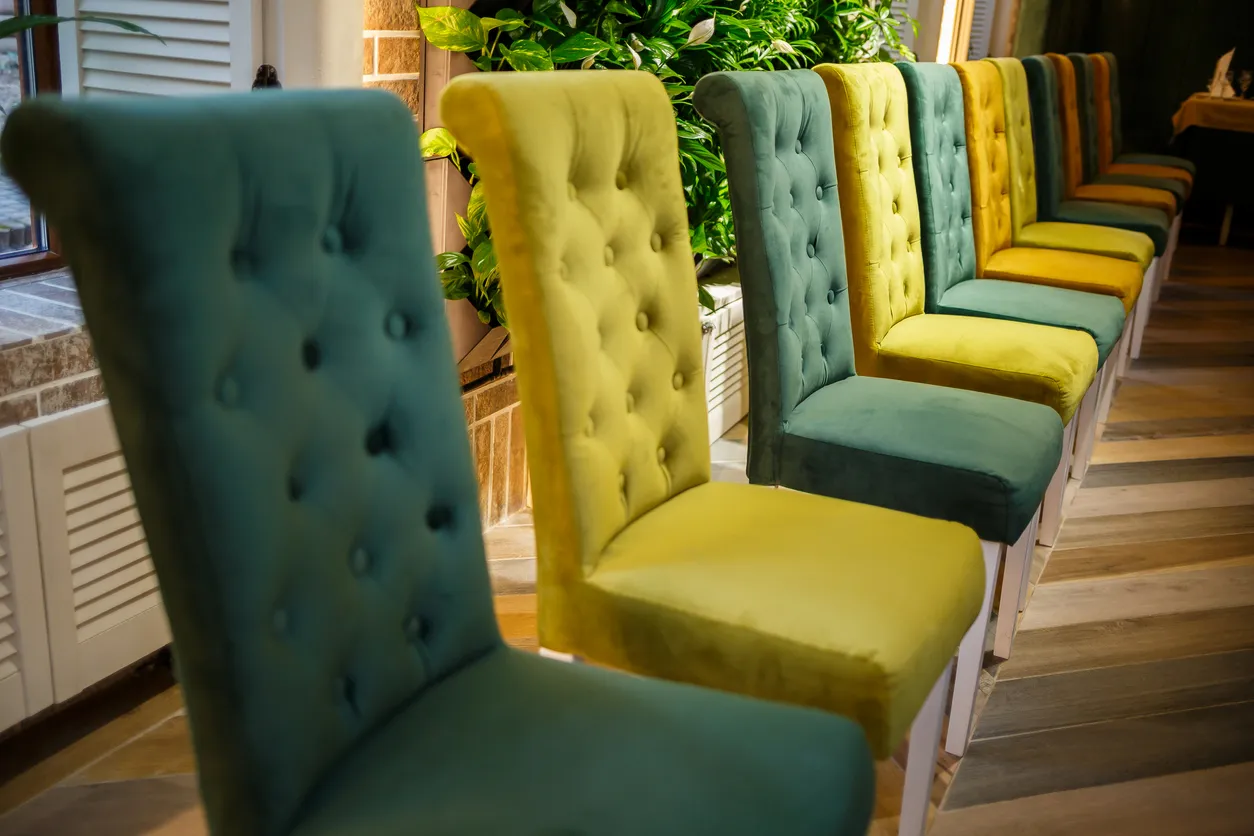 sillas de diferentes colores tapizadas