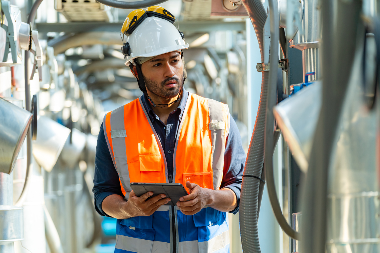 Ingeniero que trabaja en la azotea de una obra al aire libre