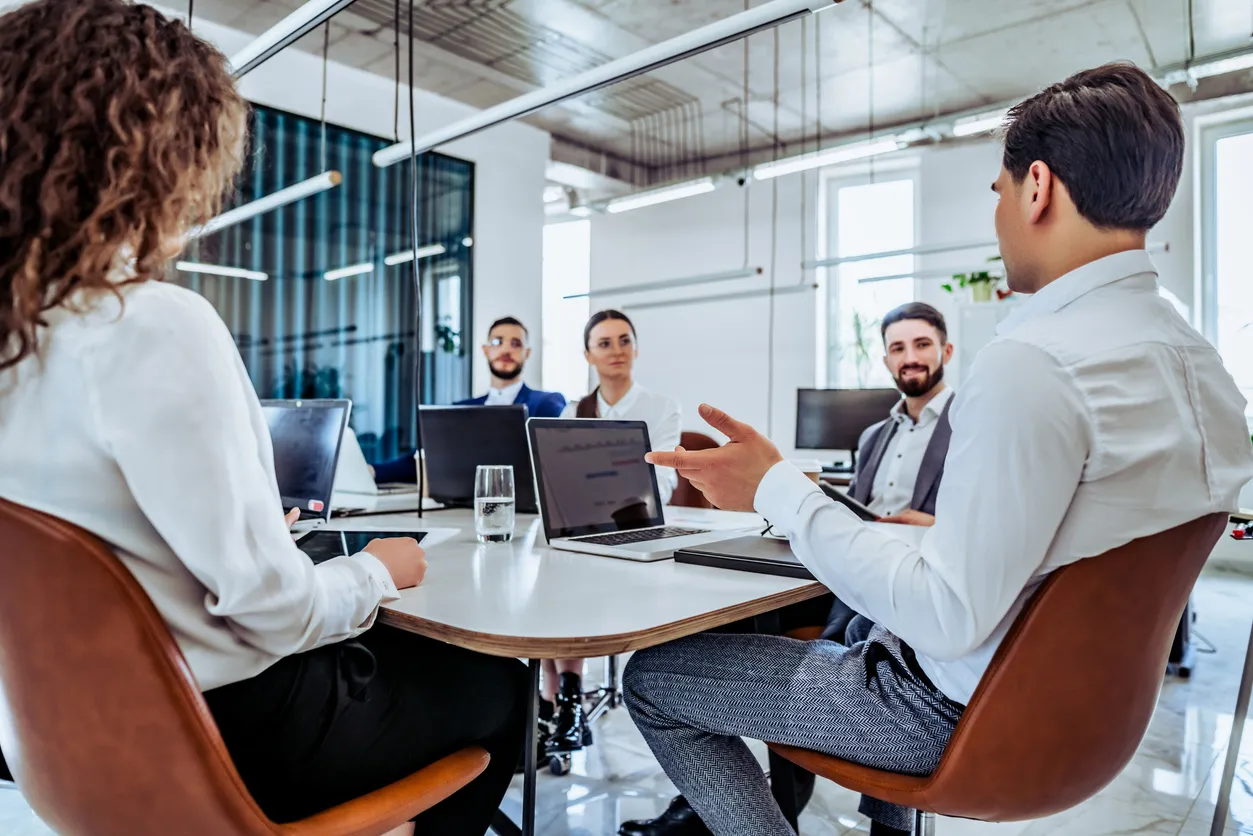 reunión de ejecutivos alrededor de una mesa en una sala de reuniones para la definición de estrategia y acciones