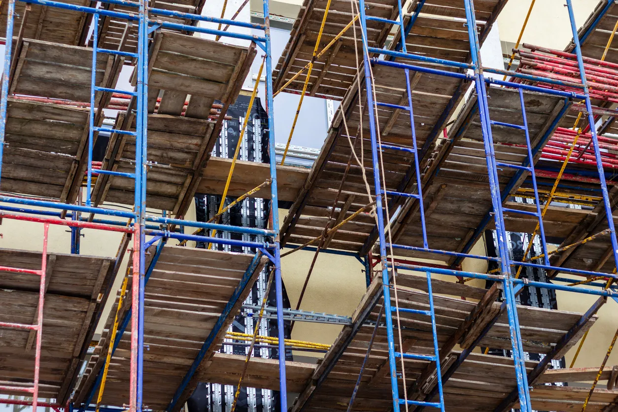 Los andamios rodean un edificio parcialmente construido, mostrando las medidas de seguridad implementadas para el trabajo