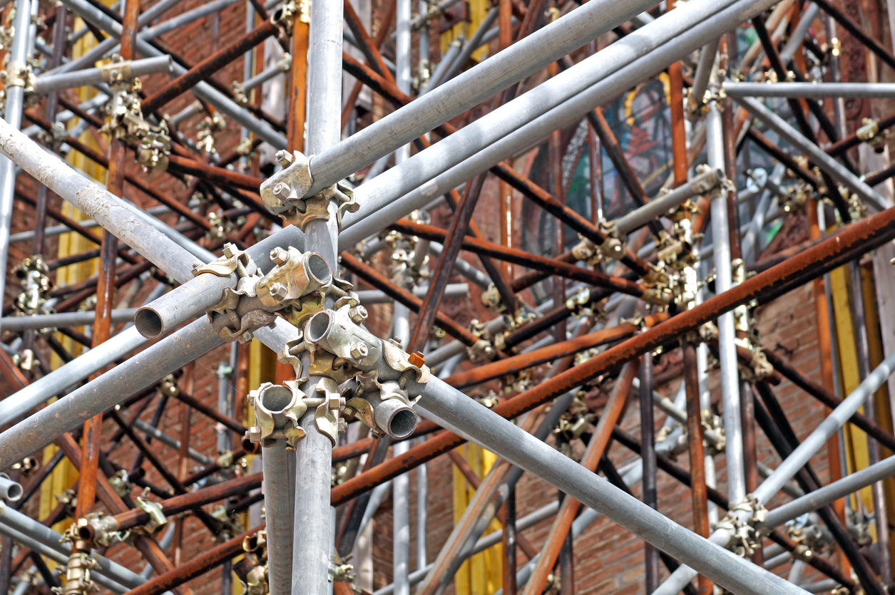 Abrazaderas y piezas para tubos de andamios: una parte importante del material de construcción.