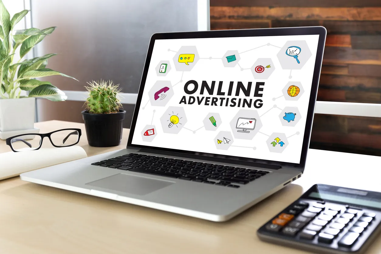 pantalla que dice online advertising