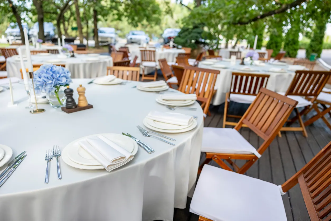 evento con sillas de madera 