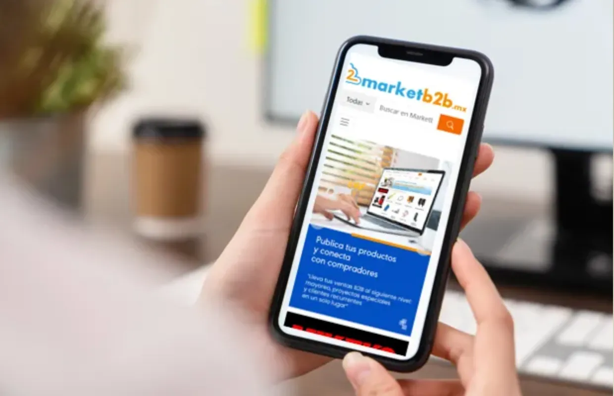 un celular con el portal marketb2b