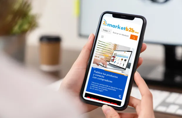 un celular con el portal marketb2b