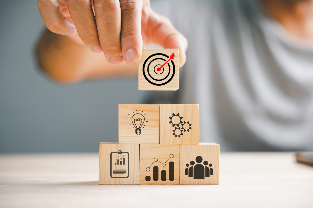 Apilamiento de bloques de madera meticulosamente dispuestos a mano 