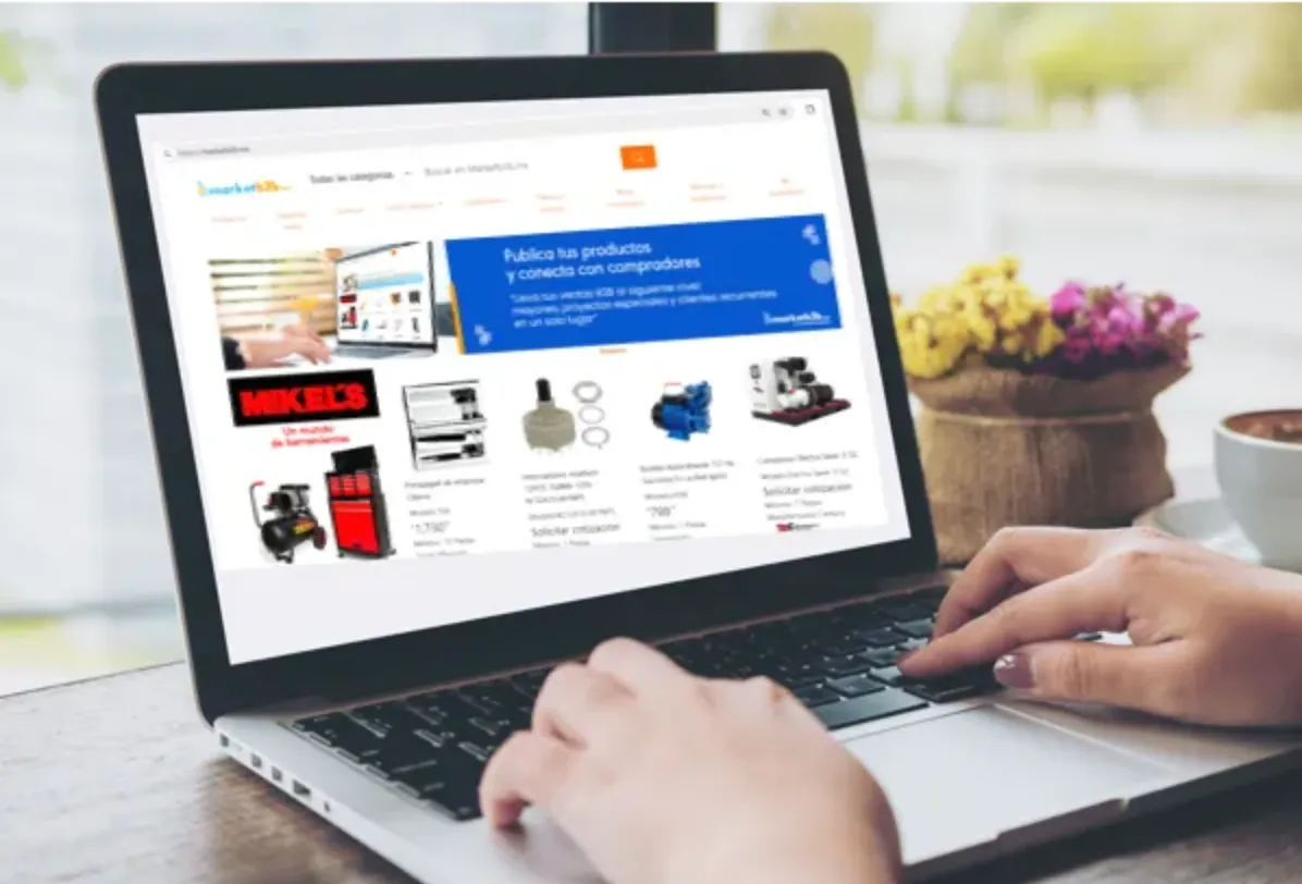 Unas manos buscando productos en el portal MarketB2b