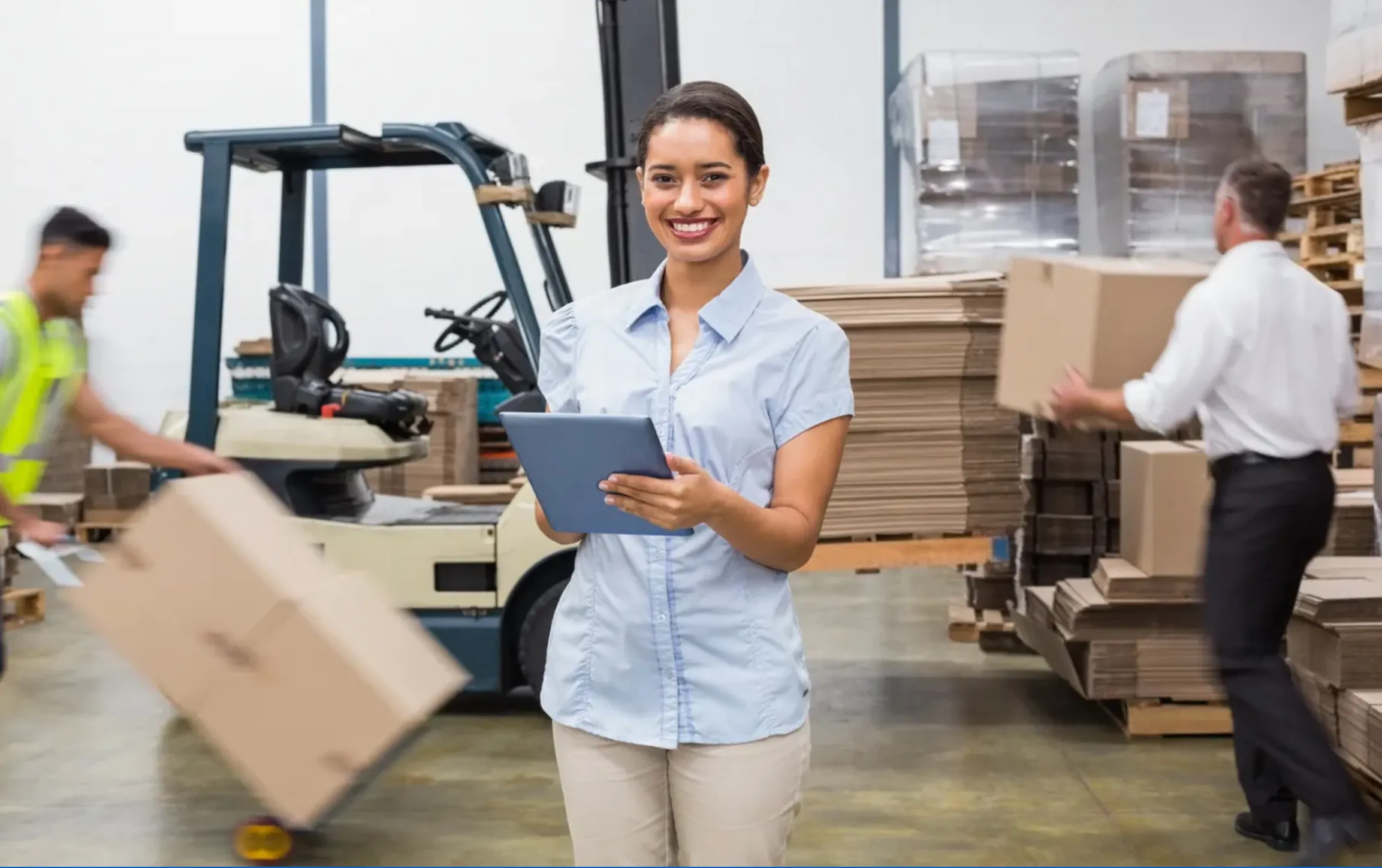 Mujer supervisando un almacén
