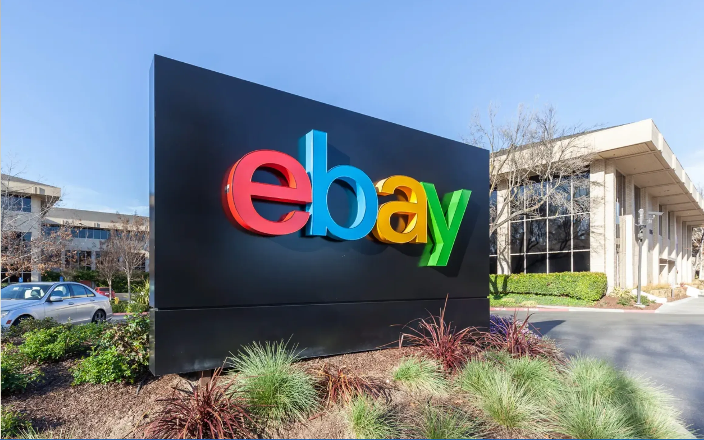 una estructura negra con el logo de ebay