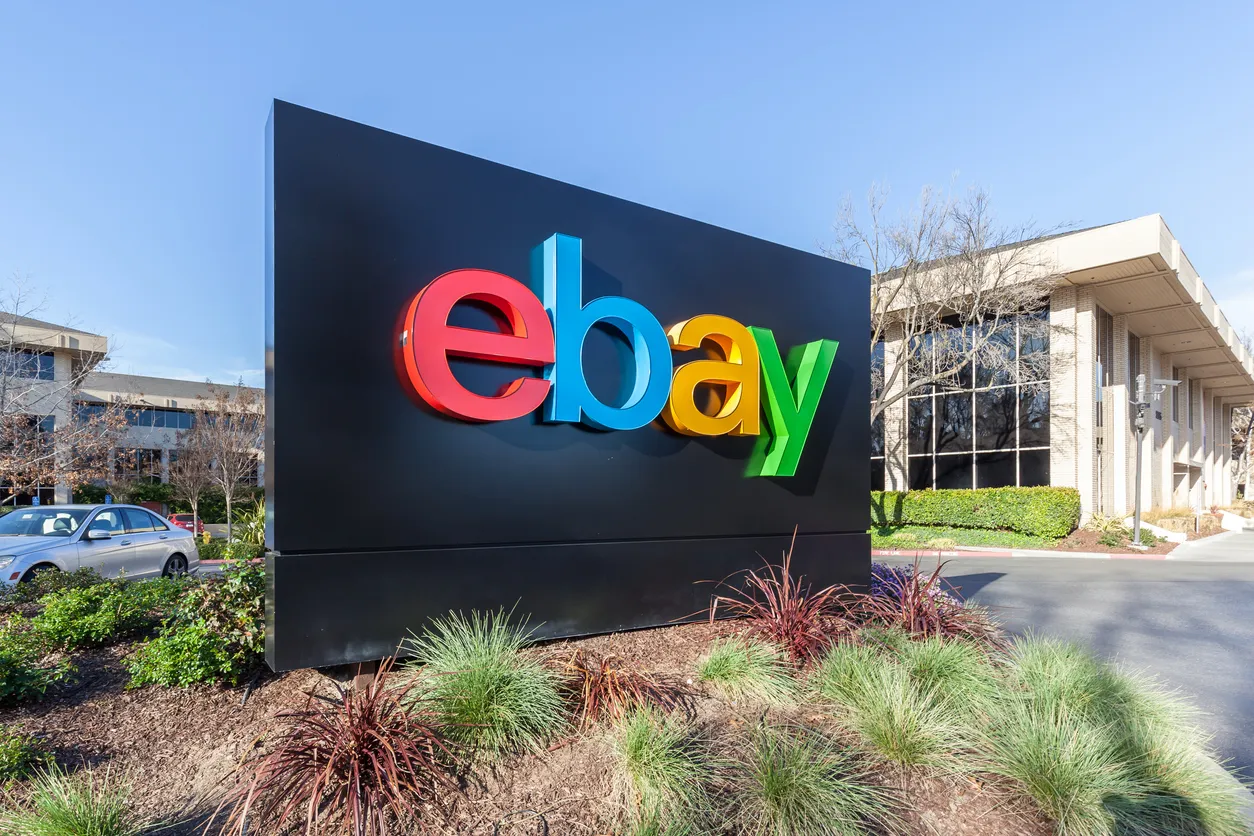 una estructura negra con el logo de ebay