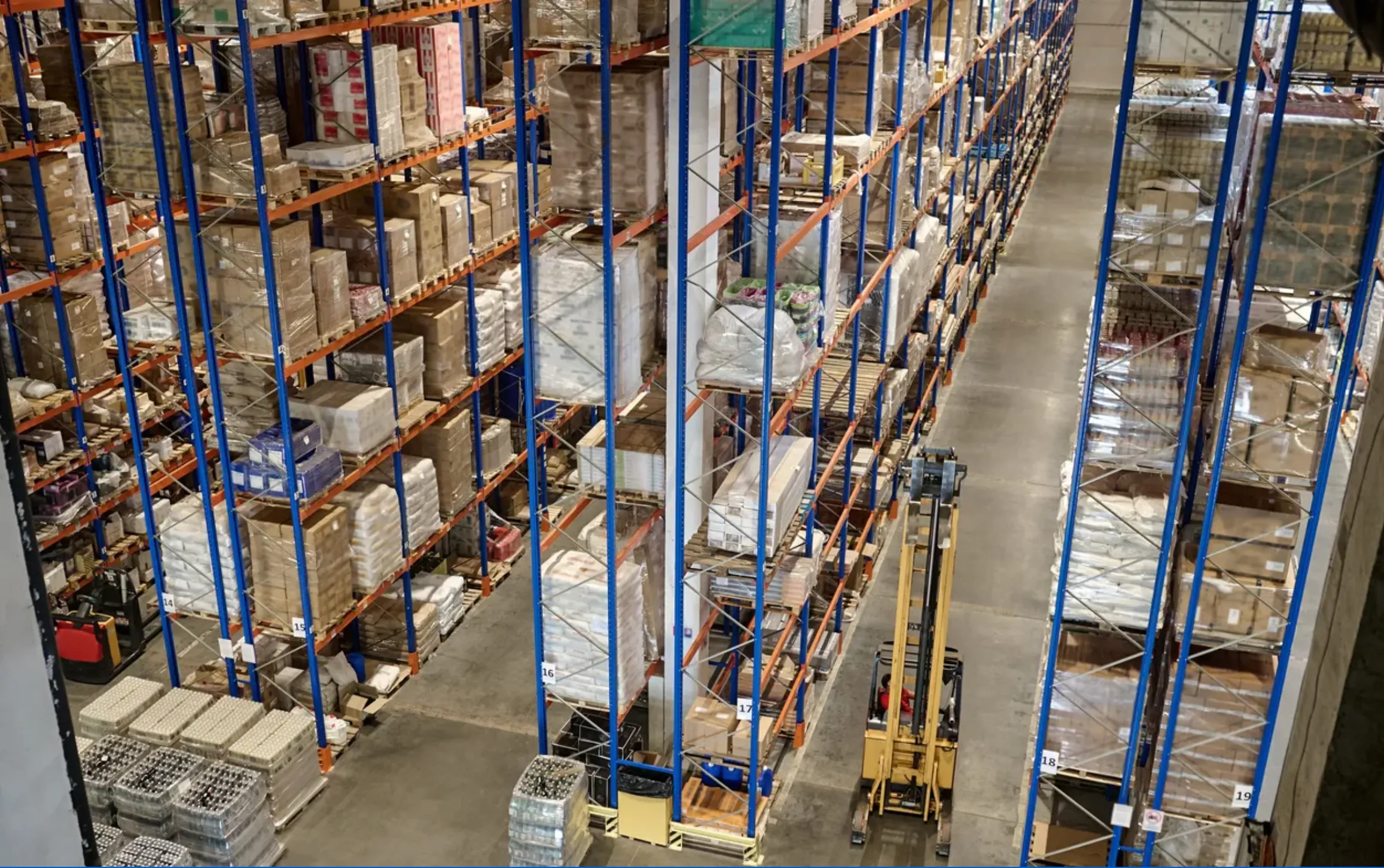 un almacén y una grúa de carga 