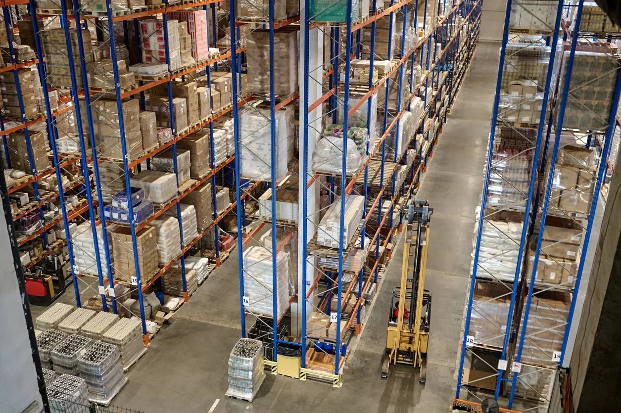 un almacén y una grúa de carga 