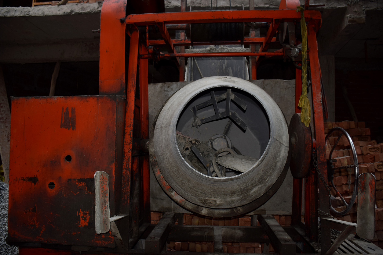 Toma de ángulo frontal de una máquina mezcladora de concreto utilizada para establecer los cimientos de la casa