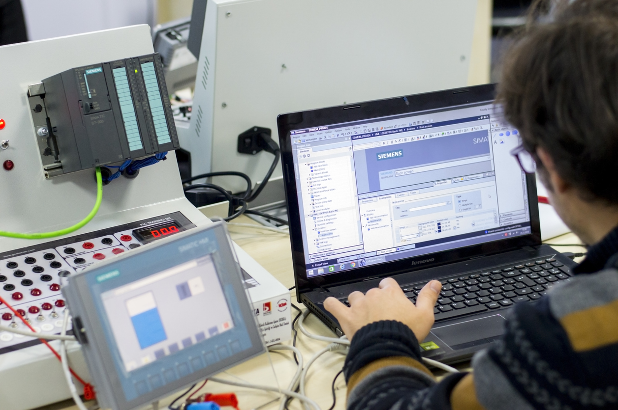 El estudiante está tomando el curso de PLC y SCADA para Industry 4,0