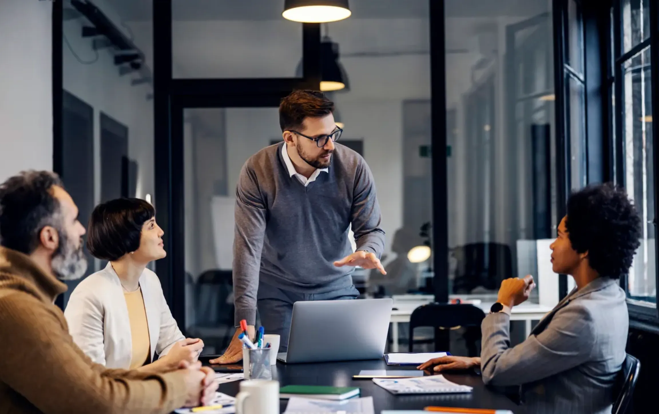 personas en una oficina mejorando su estrategia de marketing