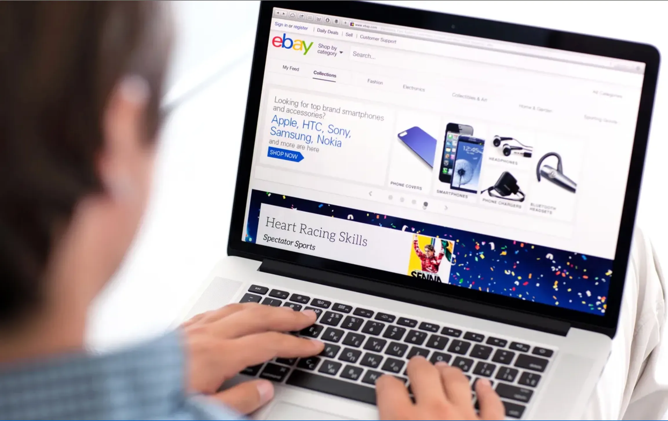 persona buscando productos en un portal llamado ebay