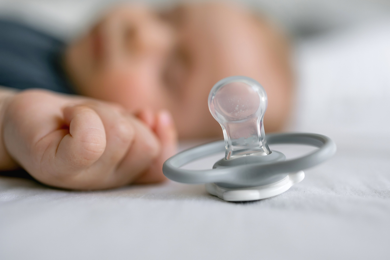 bebé dormido en el sofá en el interior, primer plano. Espacio para texto 