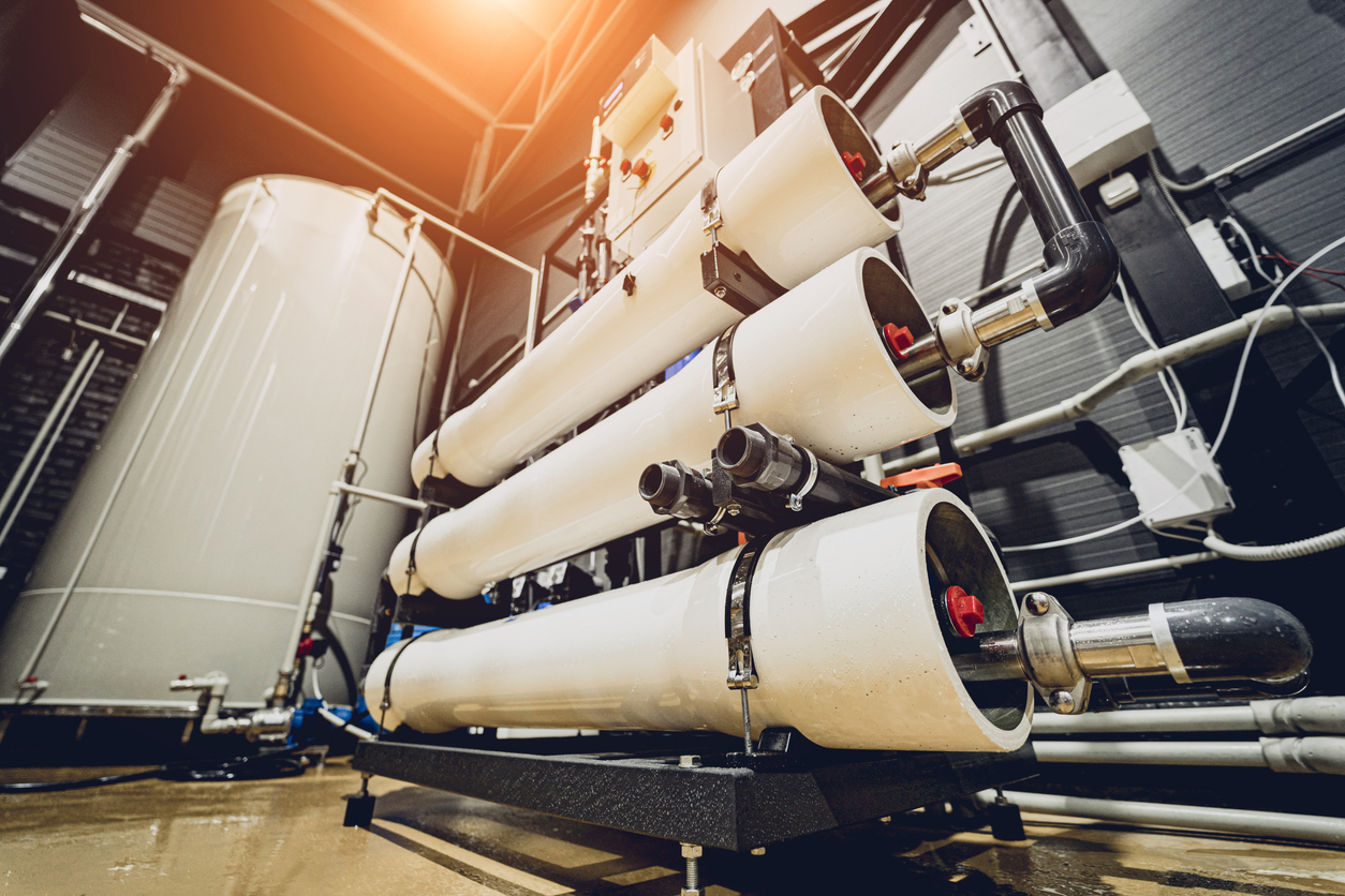 Equipo de elaboración de cerveza artesanal en cervecería privada 