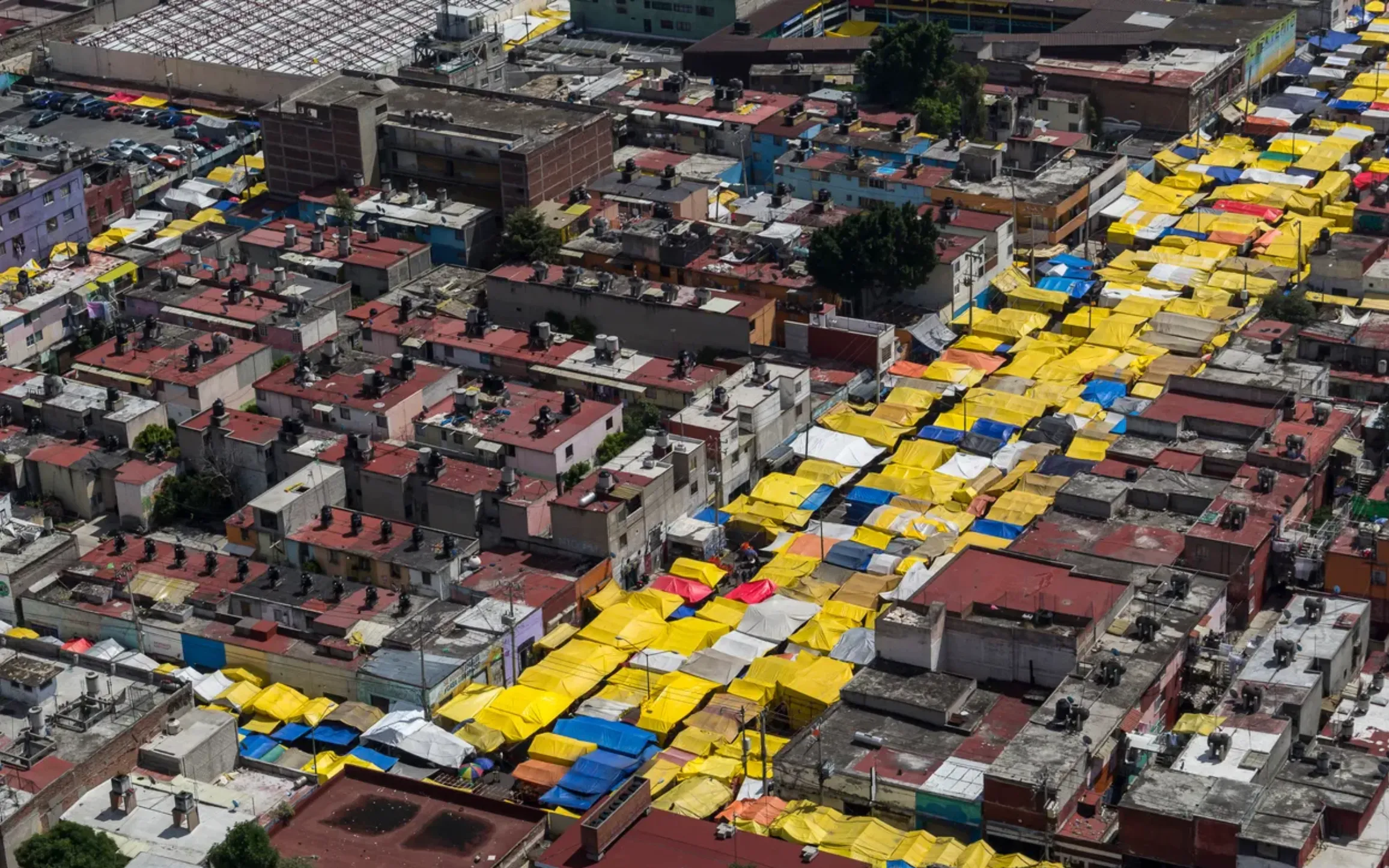 Foto de la parte de arriba de una colonia con un tianguis considerablemente extenso