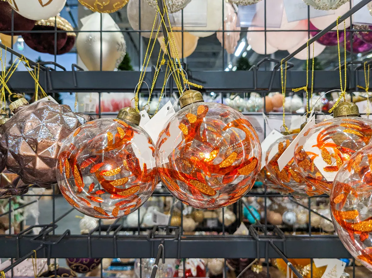 Existen productos como son las elaboradas con vidrio que solo son venddidas para entregas locales