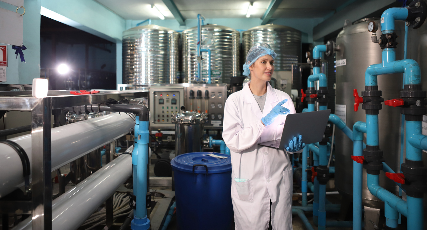 El trabajador del equipo produce agua potable en una planta de agua potable limpia