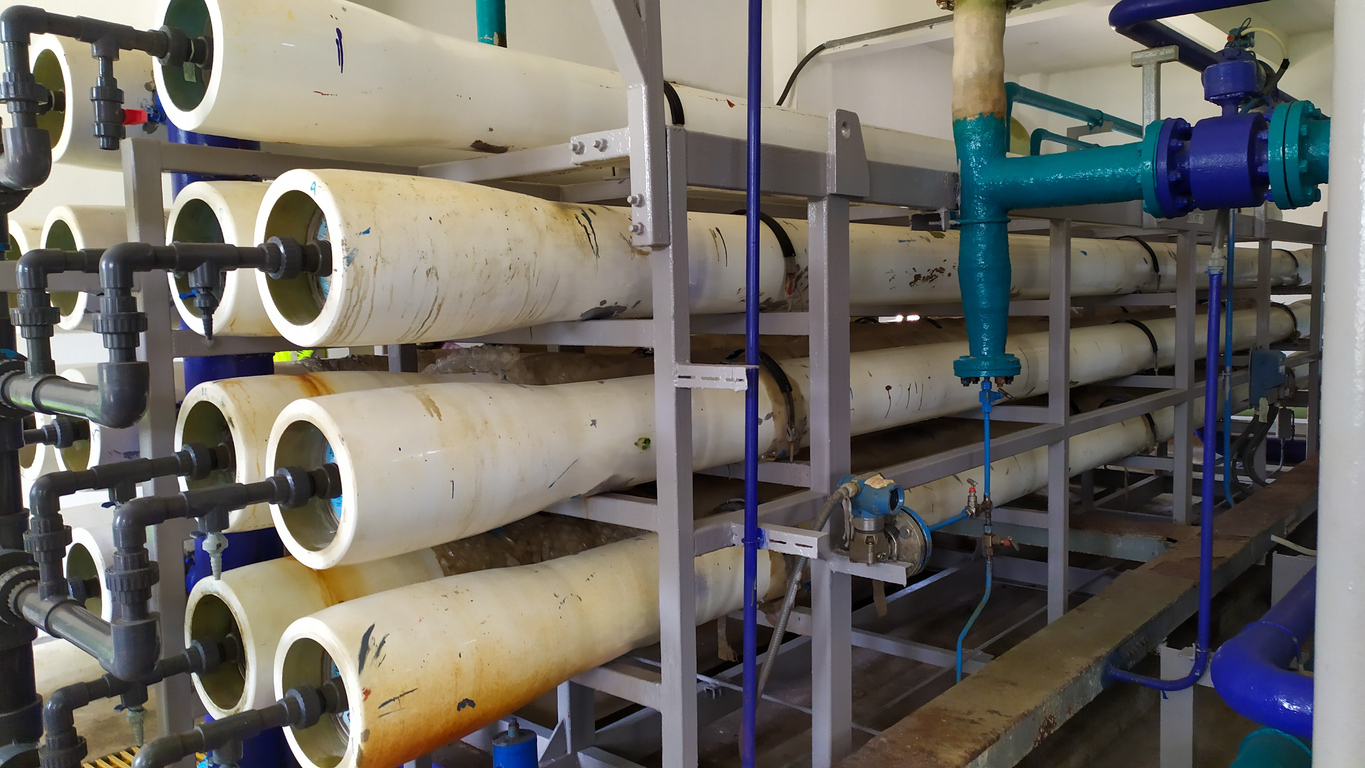 Moderna instalación industrial de tratamiento de agua por ósmosis inversa