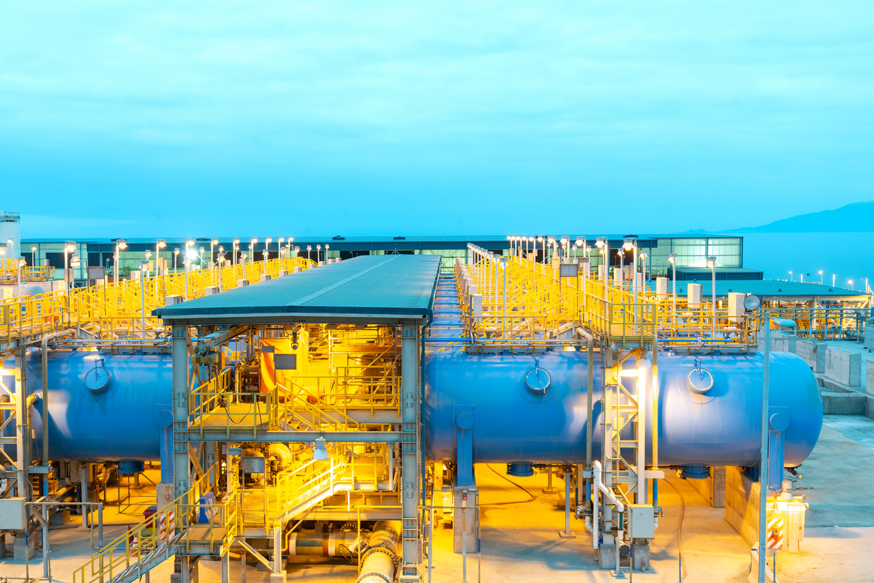 Tanques de agua y equipos de ósmosis inversa en una planta desalinizadora.