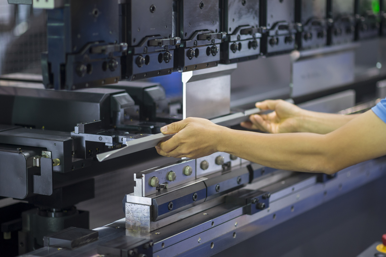 El operador técnico que trabaja con la máquina de flexión de frenos de prensa hidráulica