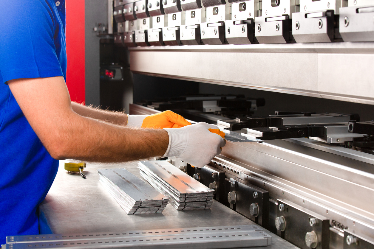 El técnico operador uso hidráulico dobladora.