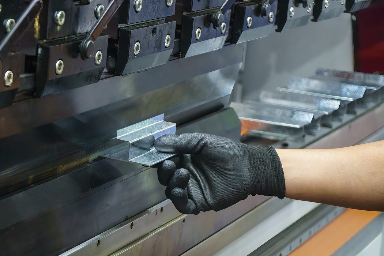 El operador hábil que trabaja con la máquina dobladora de plegadoras hidráulicas. 