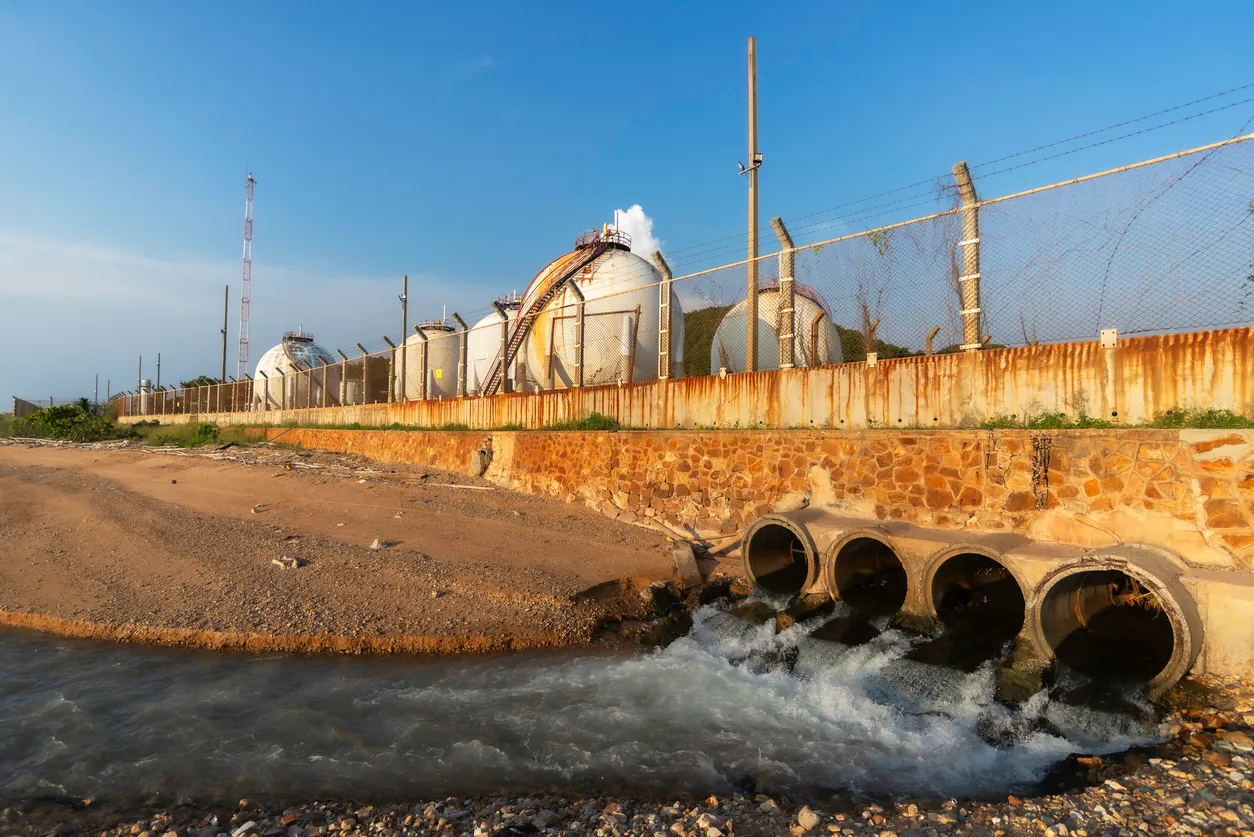 Salida de aguas residuales de la planta química al mar.